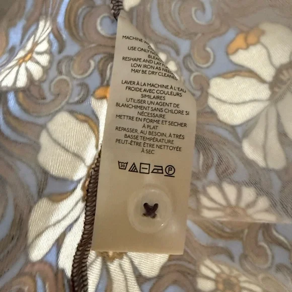 Maeve by Anthropologie floral blouse with ruched front and button-up. Size: XS - Picture 5 of 6